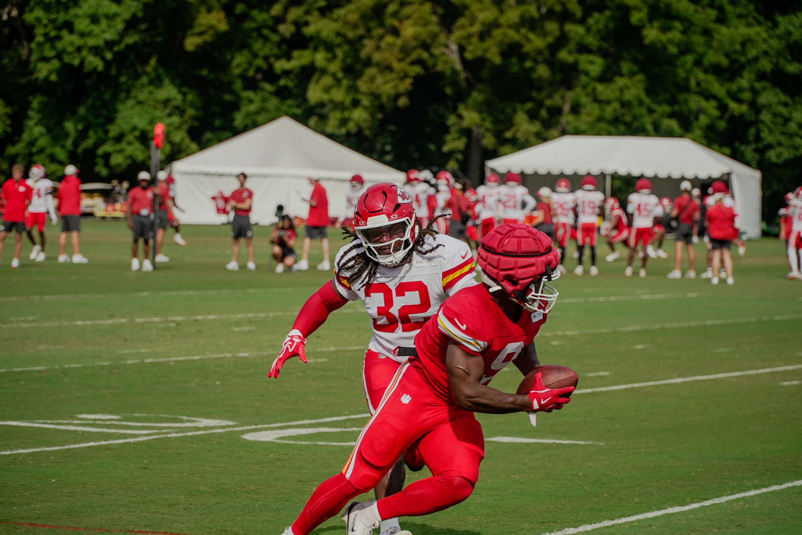 Linebacker Nick Bolton pursues running back Kenneth Walker during a 7-on-7 drill/ Photo by Justin Peacock