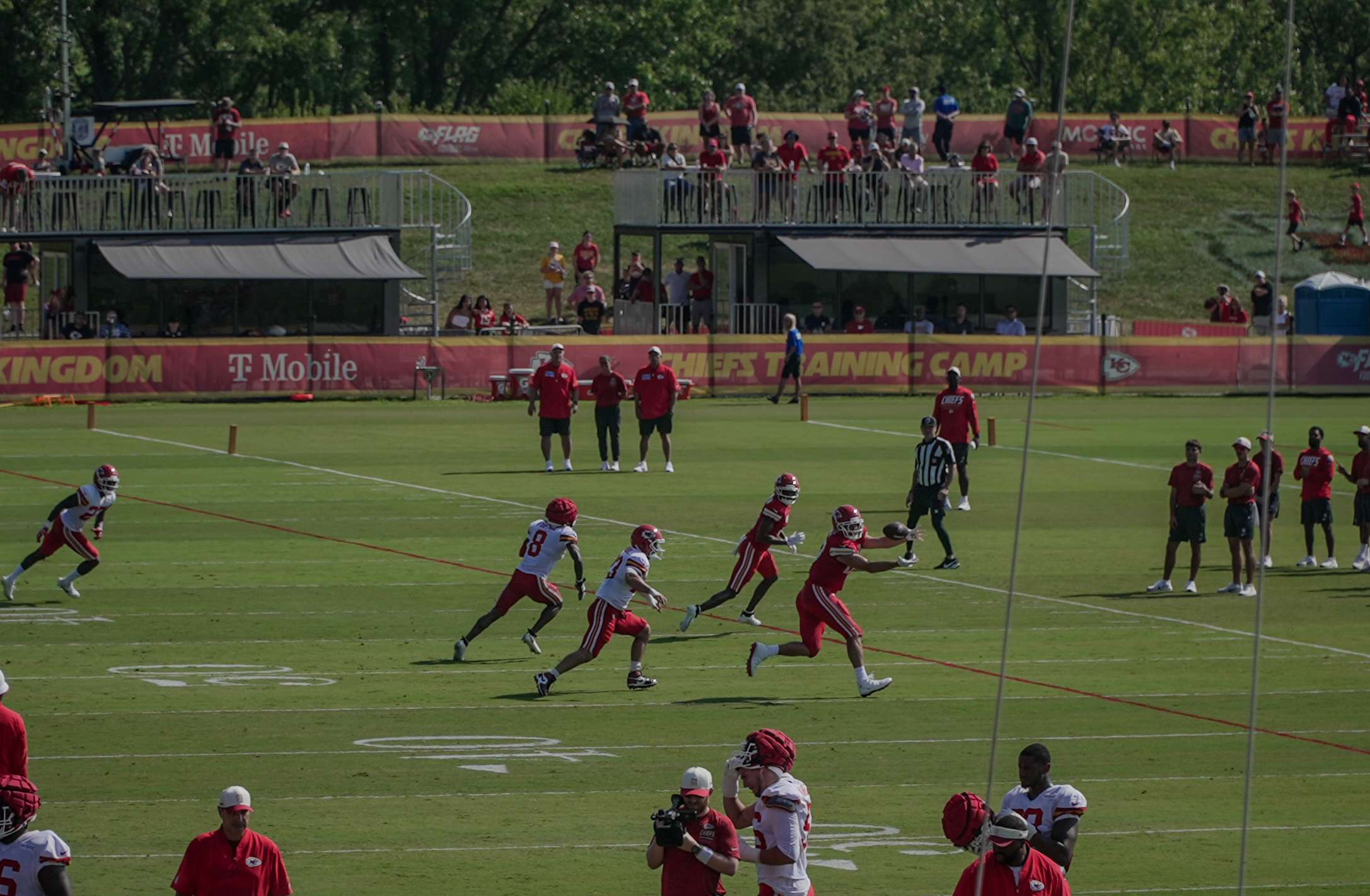Travis Kelce reaches for a catch/ Photo by Justin Peacock