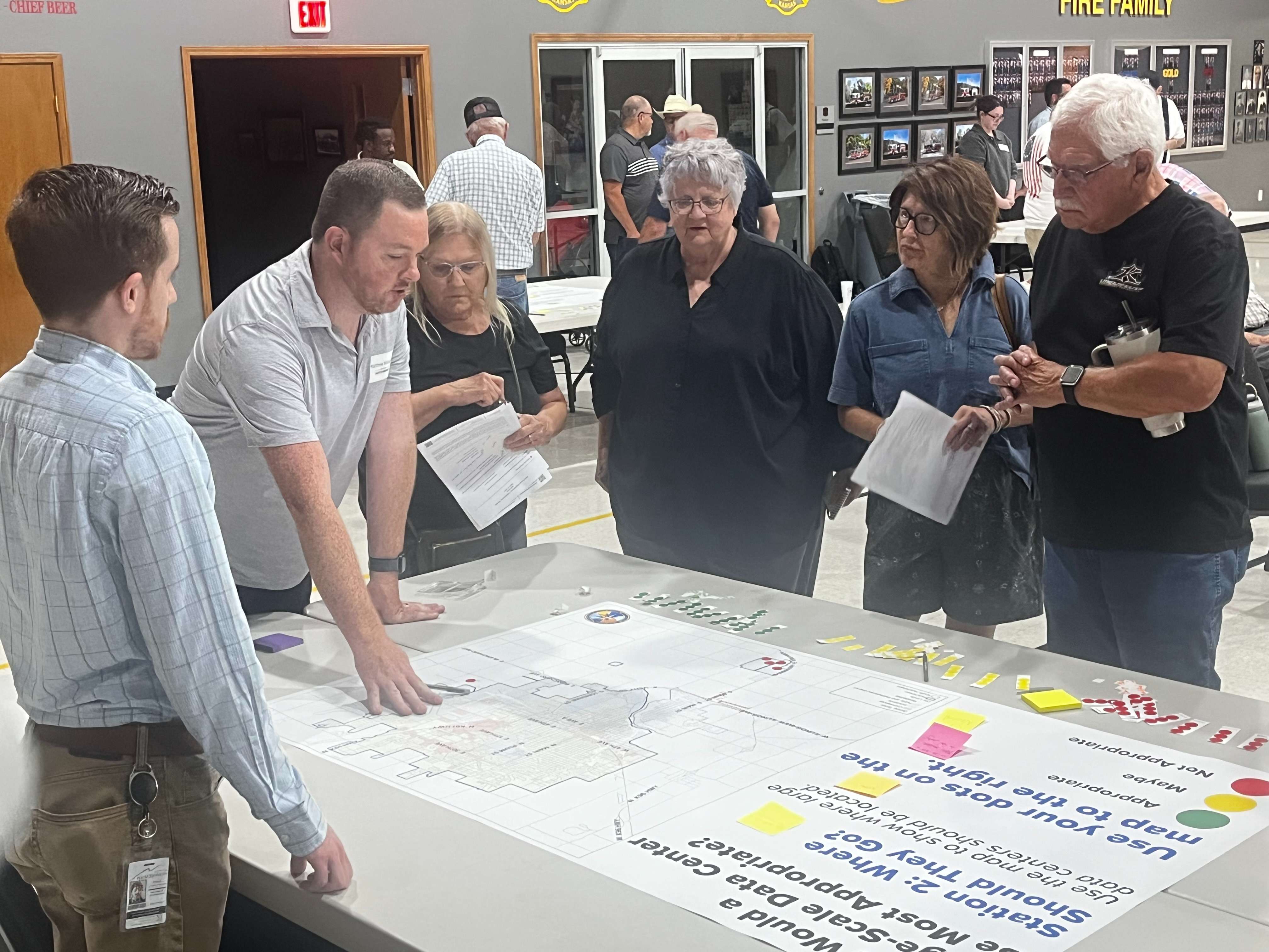 Matt WIlliams (Second from left) visits about the where residents feel a data center should or should not be located. (Hutch Post photo)