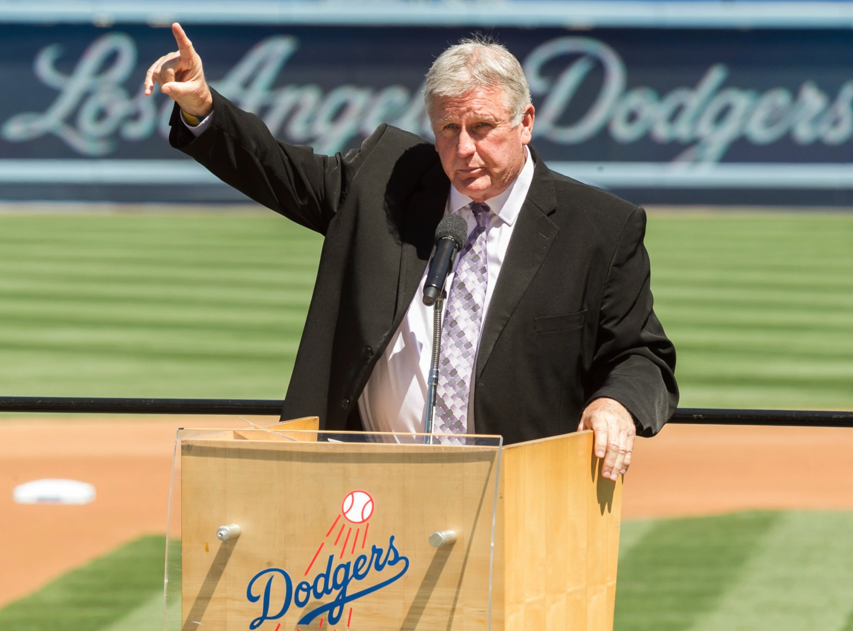 FILE – Los Angeles Dodgers former pitcher Tommy John praises his late friend, Dr. Frank Jobe during a memorial service at Dodger Stadium in Los Angeles, April 7, 2014. (AP Photo)