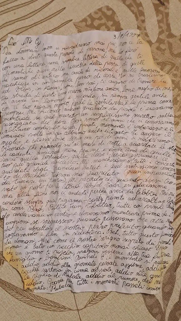 The message found inside the bottle that was found near the rocks on Italian island Elba with the only name being Rebecca. Photo courtesy from Italian news outlet TGCOM 24