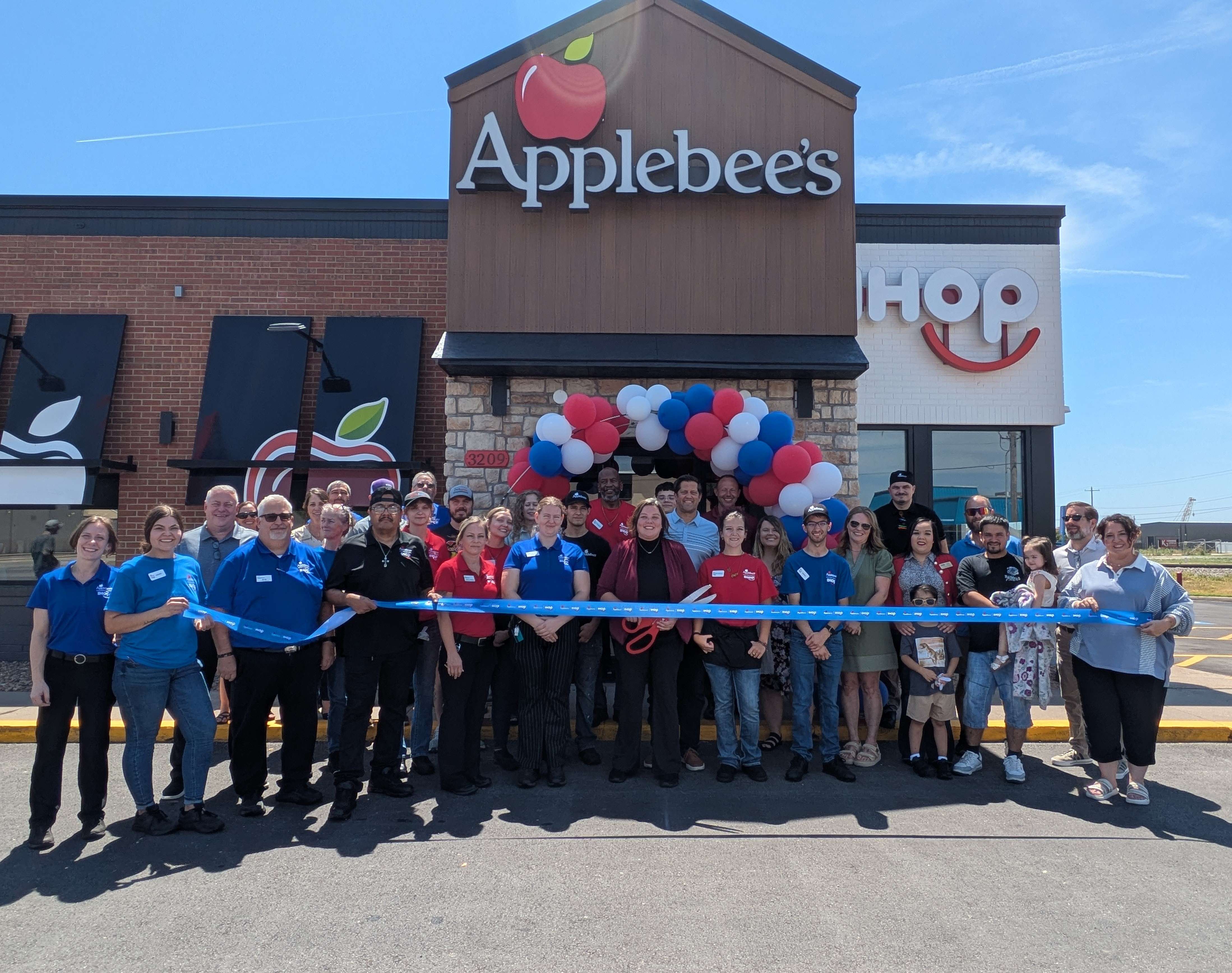 Thrive Restaurant Group representatives, Applebee’s | IHOP team members, Great Bend Chamber Ambassadors and community supporters celebrate the transformation of the Great Bend restaurant into the Midwest’s first dual-branded Applebee’s | IHOP location. The project represents an investment of more than $1 million and the addition of approximately 40 employees. (photo courtesy of Great Bend Chamber of Commerce)