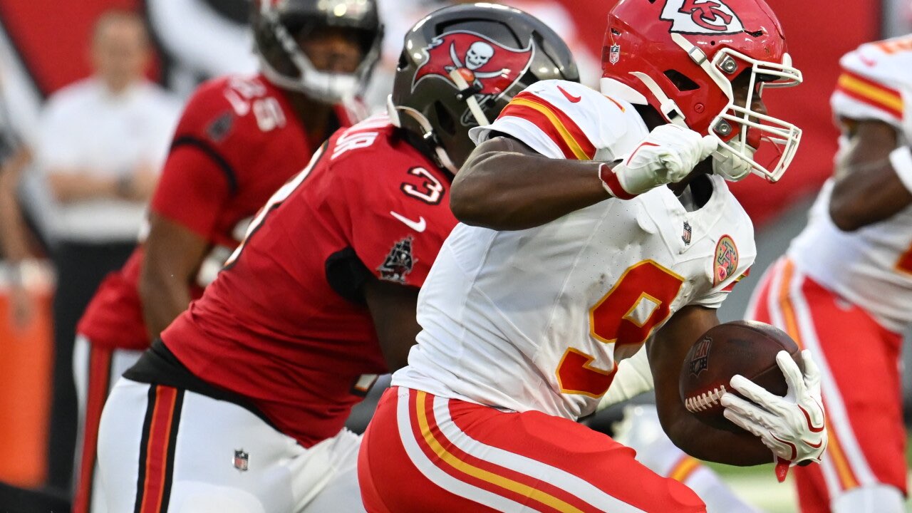 Kansas City Chiefs’ Kenneth Walker (9) runs against the Tampa Bay Buccaneers half an NFL football game, Saturday, Aug. 22, 2026, in Tampa, Fla. (AP Photo/Mark LoMoglio)