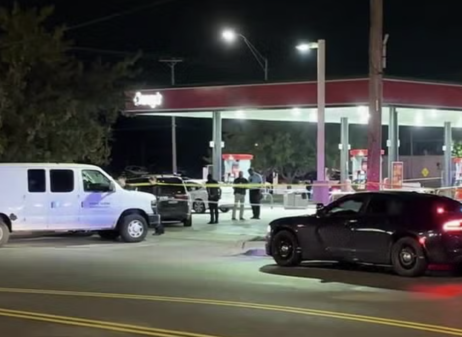 Homicide detectives in the 7900 block of Wornall early Sunday photo courtesy KMBC