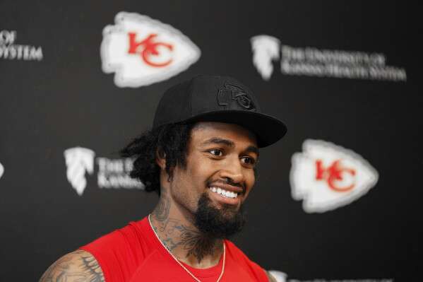 Kansas City Chiefs tackle Josh Simmons talks with members of the media after an NFL football team's practice, June 9, 2026, in Kansas City, Mo. (AP Photo/Ed Zurga, File)